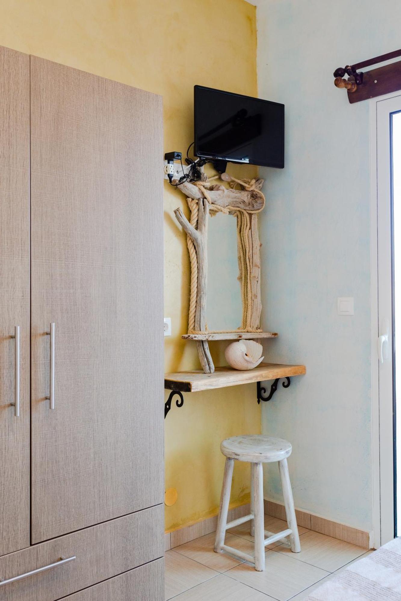 Christos Studios And Family Apartments Stegna الغرفة الصورة